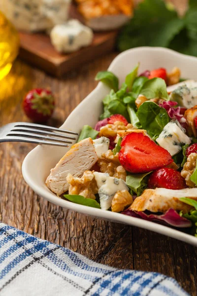 Kızarmış Tavuk Mavi Peynir Çilek Cevizli Lezzetli Salata Görünüm — Stok fotoğraf