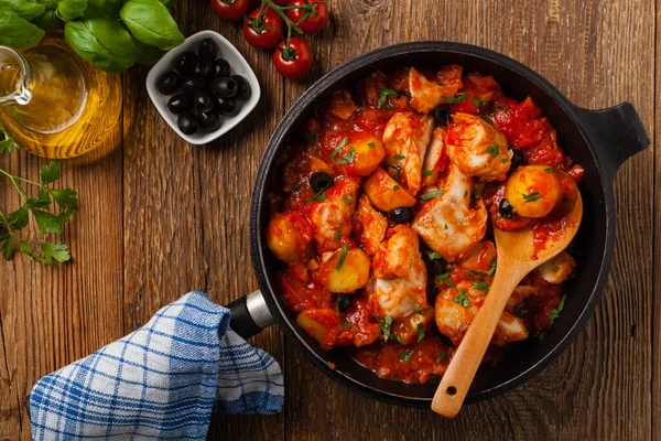 Bacalao Preparado Tradicionalmente Español Sirve Salsa Tomate Con Patatas Hervidas — Foto de Stock