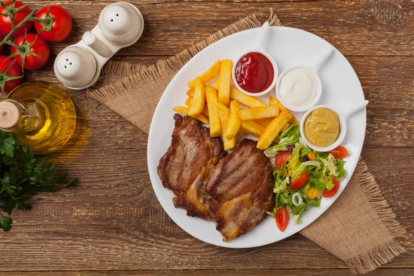 Grillad Fläsknacke Serveras Med Pommes Frites Och Sallad Ovanifrån — Stockfoto