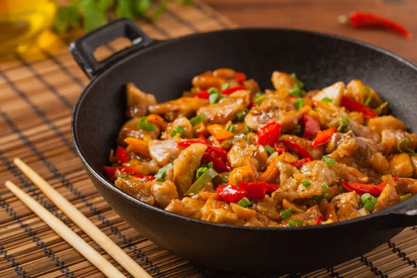 Chicken Kung Pao Gebratene Hühnerstücke Mit Erdnüssen Und Paprika Frontansicht — Stockfoto