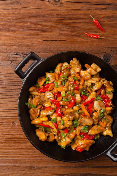 Chicken Kung Pao Gebratene Hühnerstücke Mit Erdnüssen Und Paprika Ansicht — Stockfoto