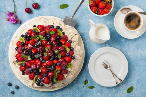 Tort Meringue Pavlova Fructe Proaspete Privire Sus — Fotografie, imagine de stoc