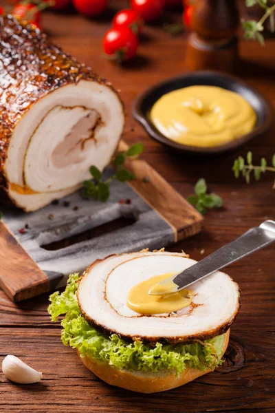 Yuvarlak, kızarmış domuz göbeği. Ön görünüm.