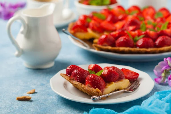 Deliziosa Crostata Con Fragole Sfondo Dipinto Blu Vista Frontale — Foto Stock