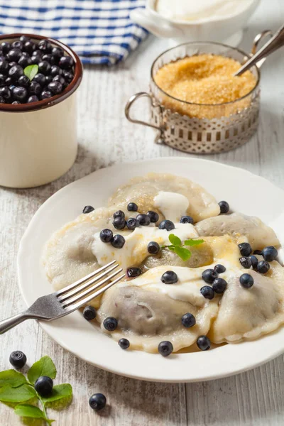 Bolinhos Deliciosos Com Mirtilos Frescos Servidos Com Chantilly Açúcar Molho — Fotografia de Stock