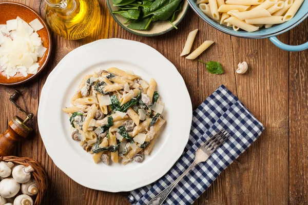 Penne Pasta Met Spinazie Champignons Bestrooid Met Kaas Bovenaanzicht — Stockfoto