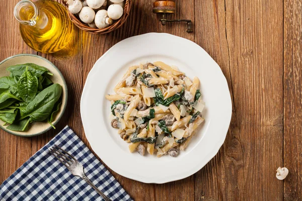 Penne Pasta Con Espinacas Champiñones Espolvoreado Con Queso Vista Superior —  Fotos de Stock