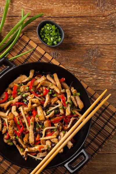 Varkensvlees Met Paprika Champignons Bamboe Gediend Met Rijst Omlaag — Stockfoto