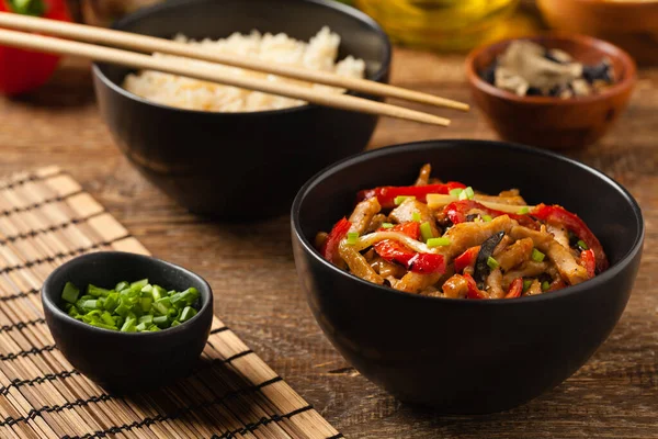 Fläskkotlett Med Paprika Svamp Och Bambu Serveras Med Ris Framifrån — Stockfoto