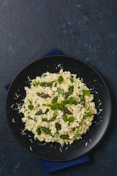 Risotto Italien Classique Aux Asperges Vue Dessus Fond Bleu Foncé — Photo