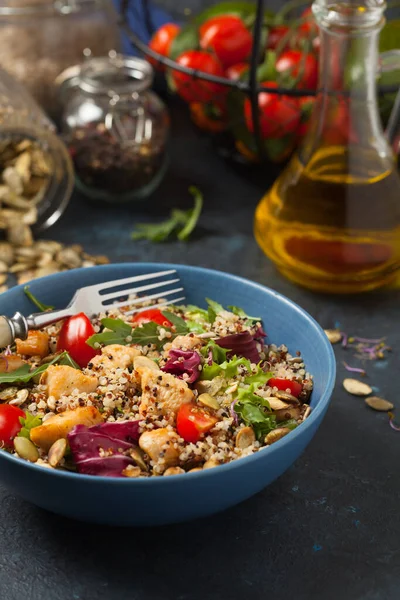 Kinoalı Salata Avokado Tavuk Manzara Mavi Bir Kasede Servis Edildi — Stok fotoğraf