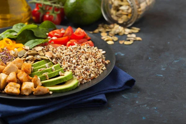 Kinoalı Salata Avokado Tavuk Manzara Siyah Bir Tabakta Servis Edildi — Stok fotoğraf