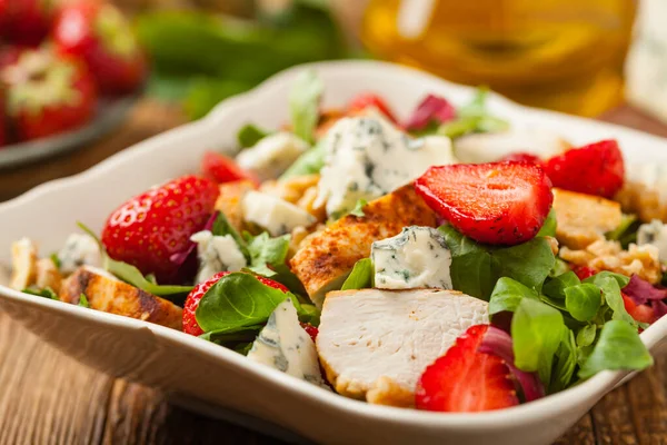 Läcker Sallad Med Stekt Kyckling Blåmögelost Jordgubbar Och Valnötter Framifrån — Stockfoto