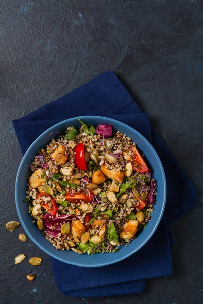 Kinoalı Salata Avokado Tavuk Üst Manzara Mavi Bir Kasede Servis — Stok fotoğraf