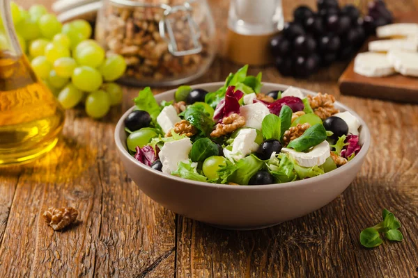 Italiensk Vårsallad Med Getost Druvor Och Valnötter Serveras Med Krutonger — Stockfoto