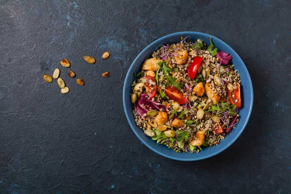 Kinoalı Salata Avokado Tavuk Üst Manzara Mavi Bir Kasede Servis — Stok fotoğraf