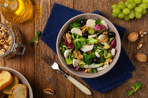 Salada Primavera Italiana Com Queijo Cabra Uvas Nozes Servido Com — Fotografia de Stock