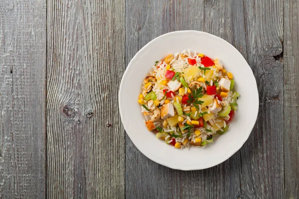 Salat Mit Reis Huhn Erdnüssen Und Gemüse Ansicht Von Oben — Stockfoto
