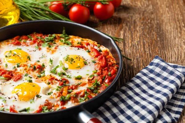 Shakshouka Πιάτο Αυγά Ποσέ Σάλτσα Ντομάτας Πιπεριές Τσίλι Κρεμμύδια Πρόσθια — Φωτογραφία Αρχείου