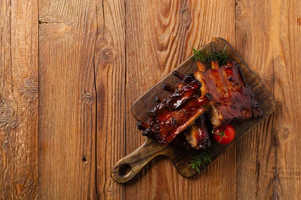 Costillas Cerdo Asadas Salsa Barbacoa Servido Una Tabla Madera Vista — Foto de Stock