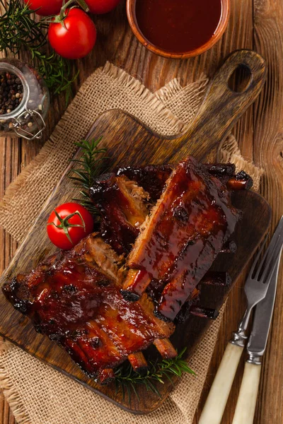 Roasted Pork Ribs Bbq Sauce Served Wooden Board Top View — Stock Photo, Image