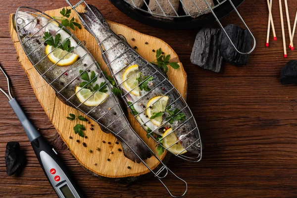 Fisk Redo För Grillning Begreppet Plats För Beskrivning Grilltillbehör Högst — Stockfoto