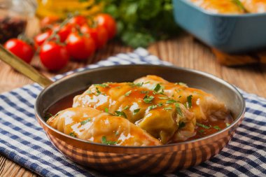 Geleneksel doldurulmuş lahana, kıyma ve pilav, domates sosunda servis edilir. Ön görünüm. 