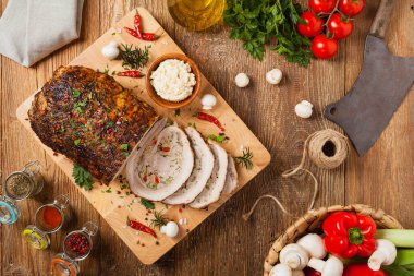 Bütün pastırmayı pişirdim. Kıyma, mantar ve kırmızı biberli Roulade. Üst görünüm.