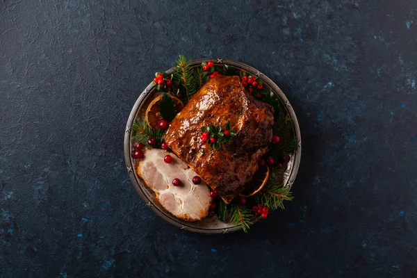 Schweinenacken Weihnachtlichen Stil Dunkelmarineblauer Hintergrund Weihnachtsaccessoires Ansicht Von Oben — Stockfoto