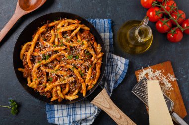 Makarna al ferretto ve ragu bolonez. Üst görünüm.