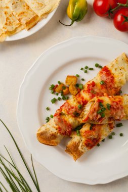 Domates soslu tavuklu fırında krep. Üst görünüm. 