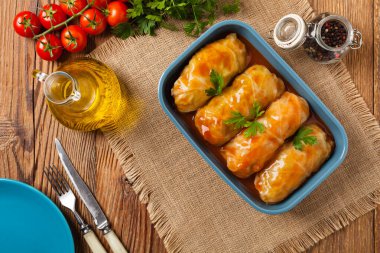 Geleneksel doldurulmuş lahana, kıyma ve pilav, domates sosunda servis edilir. Üst Manzara. Düz yatıyordu.