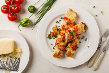 Domates soslu tavuklu fırında krep. Üst görünüm. 