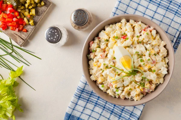 Ein Leichter Eiersalat Mit Sellerie Gurken Pfeffer Und Mayonnaise Serviert — Stockfoto
