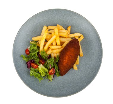 Tavuklu pirzola ve tereyağı. Patates kızartması ve yeşil salata ile servis edilir. Paket atışı. Beyaz arkaplan.