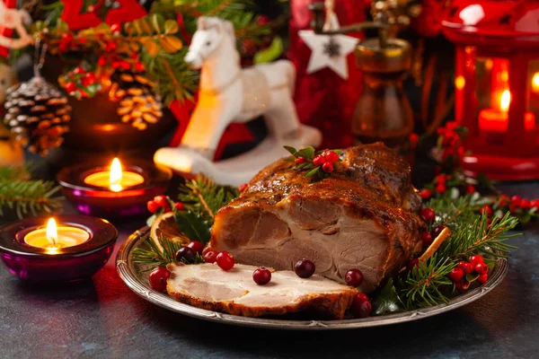 Schweinenacken Weihnachtlichen Stil Dunkelmarineblauer Hintergrund Weihnachtsaccessoires Kerzen Und Laternen Hintergrund — Stockfoto