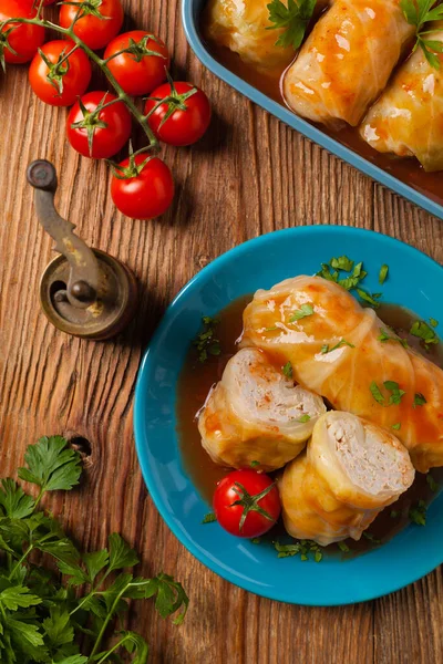 Traditionele Gevulde Kool Met Gehakt Rijst Geserveerd Een Tomatensaus Bovenaanzicht — Stockfoto