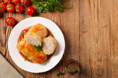 Geleneksel doldurulmuş lahana, kıyma ve pilav, domates sosunda servis edilir. Üst Manzara. Düz yatıyordu.