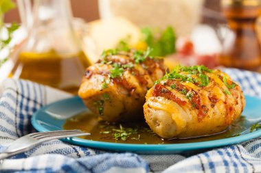 İsveççe fırında patates. Hasselback. Peynir ve pastırmayla doldurulmuş. Üst görünüm. 