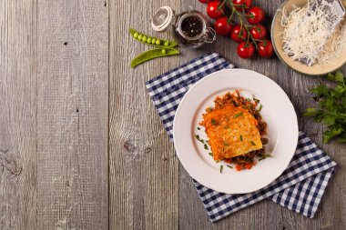 Sığır eti ve patatesli kır pastası. Üst görünüm. 
