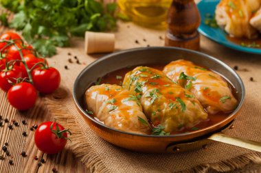 Geleneksel doldurulmuş lahana, kıyma ve pilav, domates sosunda servis edilir. Ön görünüm. 