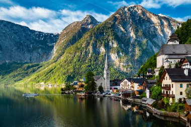 Avusturya 'nın güzel, tarihi maden kasabası Hallstatt. Bahar havası.