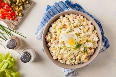 Kerevizli, turşulu, biberli ve mayonezli hafif yumurta salatası. Arka planda bir kasede servis edilmiş. Üst görünüm.