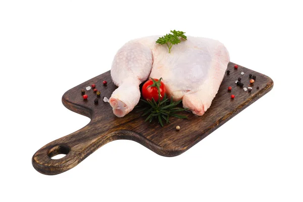 Pierna Pollo Cruda Con Una Tabla Madera Fondo Blanco Aislado — Foto de Stock