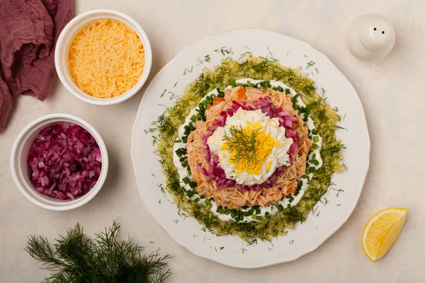 Traditionele Russische Mimosa Salade Met Zalmkaas Aardappelen Bovenaanzicht — Stockfoto