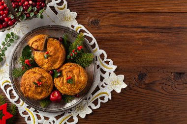Noel modasında küçük, fırında köfteler. Üst Manzara. Doğal ahşap zemin.