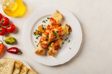 Domates soslu tavuklu fırında krep. Üst görünüm. 