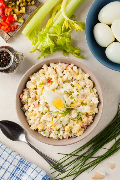 Ein Leichter Eiersalat Mit Sellerie Gurken Pfeffer Und Mayonnaise Serviert — Stockfoto