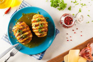 İsveççe fırında patates. Hasselback. Peynir ve pastırmayla doldurulmuş. Üst görünüm. 