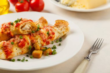 Domates soslu tavuklu fırında krep. Ön görünüm. 